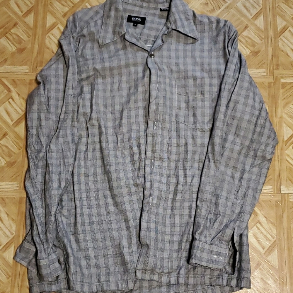 🏷️ Hugo Boss Plaid Long Sleeve Button-Down…